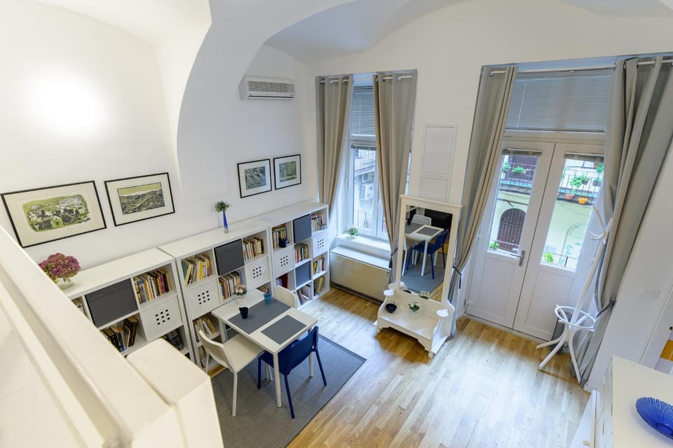 Seating area, Dining area, air conditioner