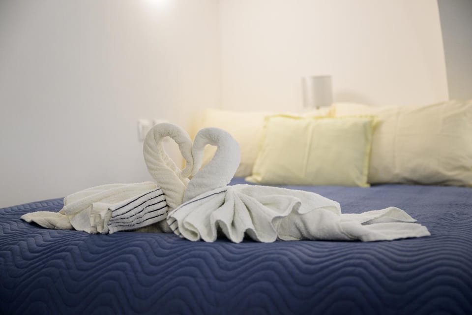 Bed, Bedroom, towels