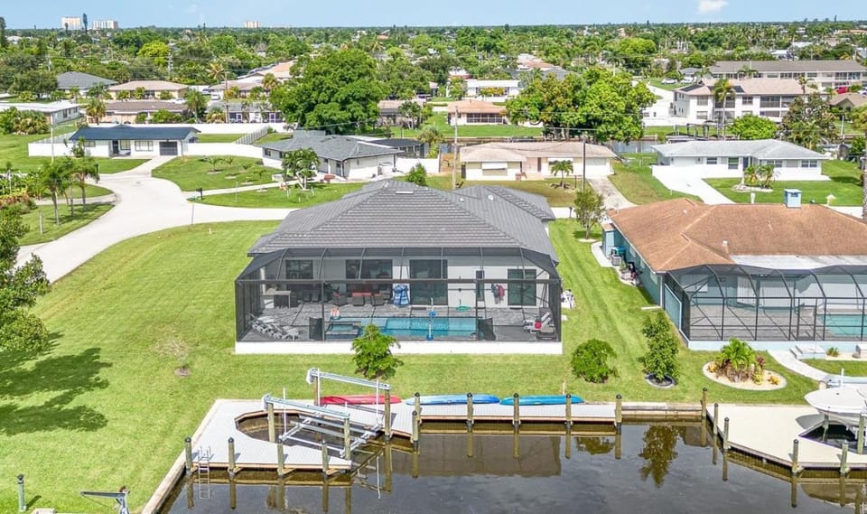 Beautiful, fun home w/3 masters, pool & spa House in Cape Coral