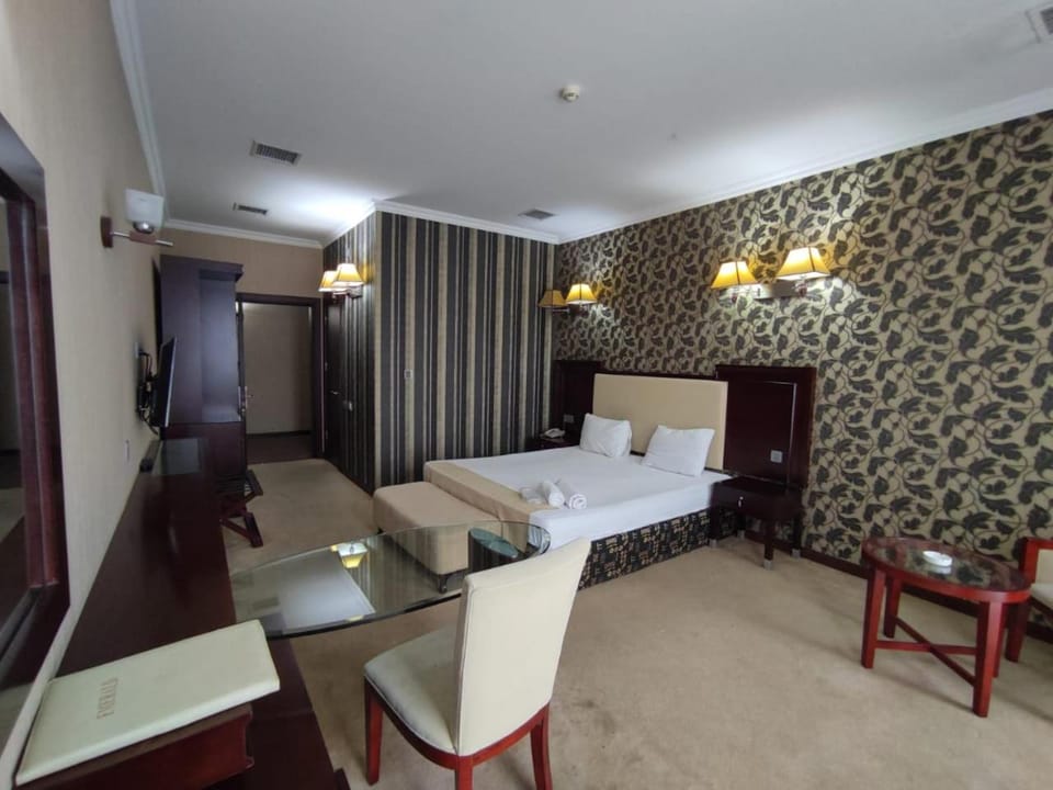 Bed, Living room, Photo of the whole room, Seating area, Dining area, Bedroom, hair dresser