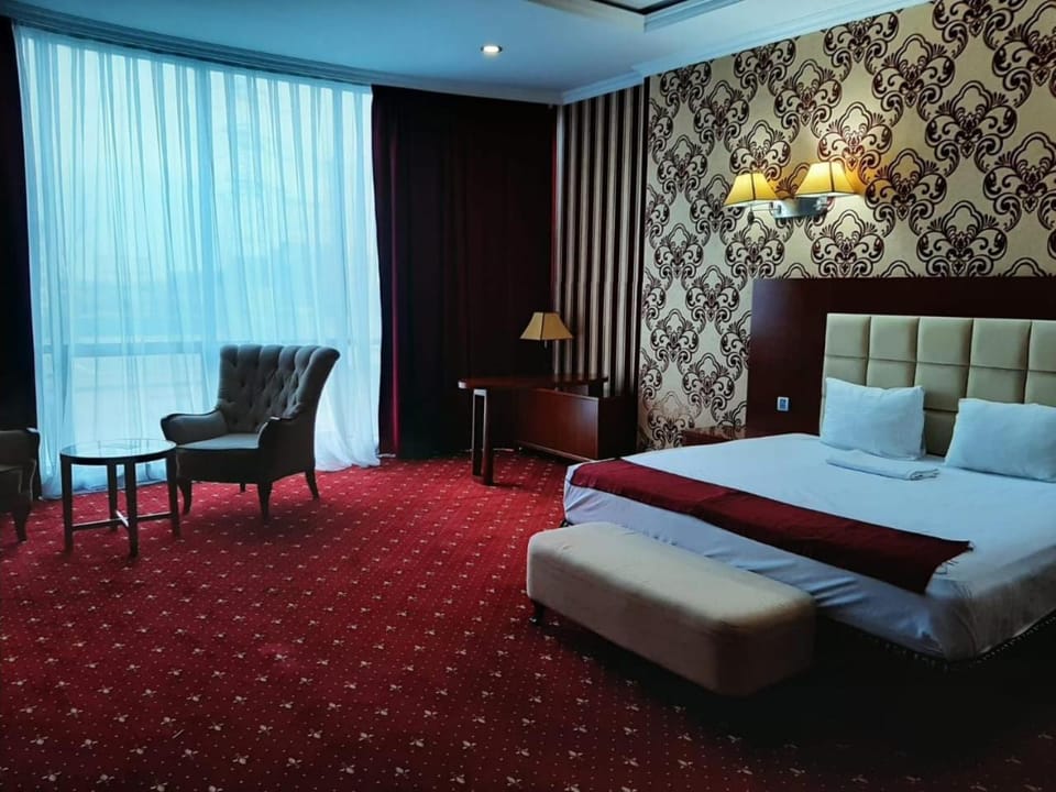 Bed, Living room, Photo of the whole room, Seating area, Bedroom