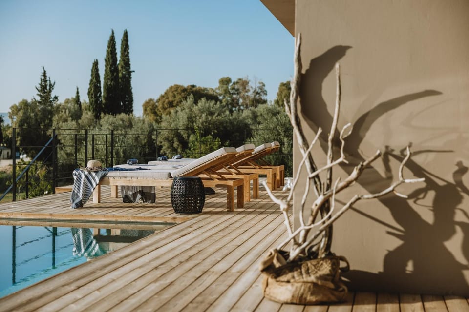 Swimming pool, sunbed
