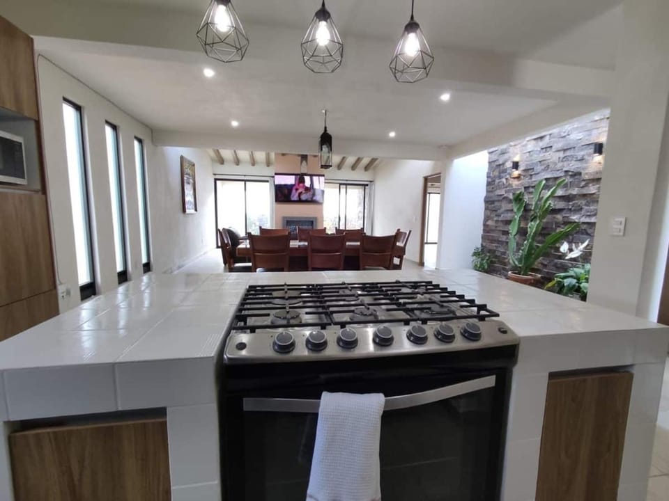 Kitchen or kitchenette, Dining area, pet friendly, stove