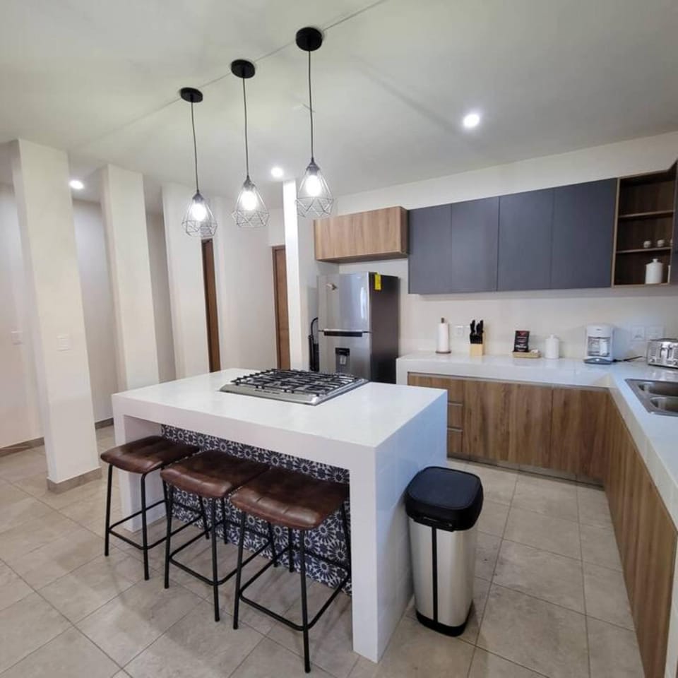 Kitchen or kitchenette, Dining area, minibar, pet friendly, stove, toaster