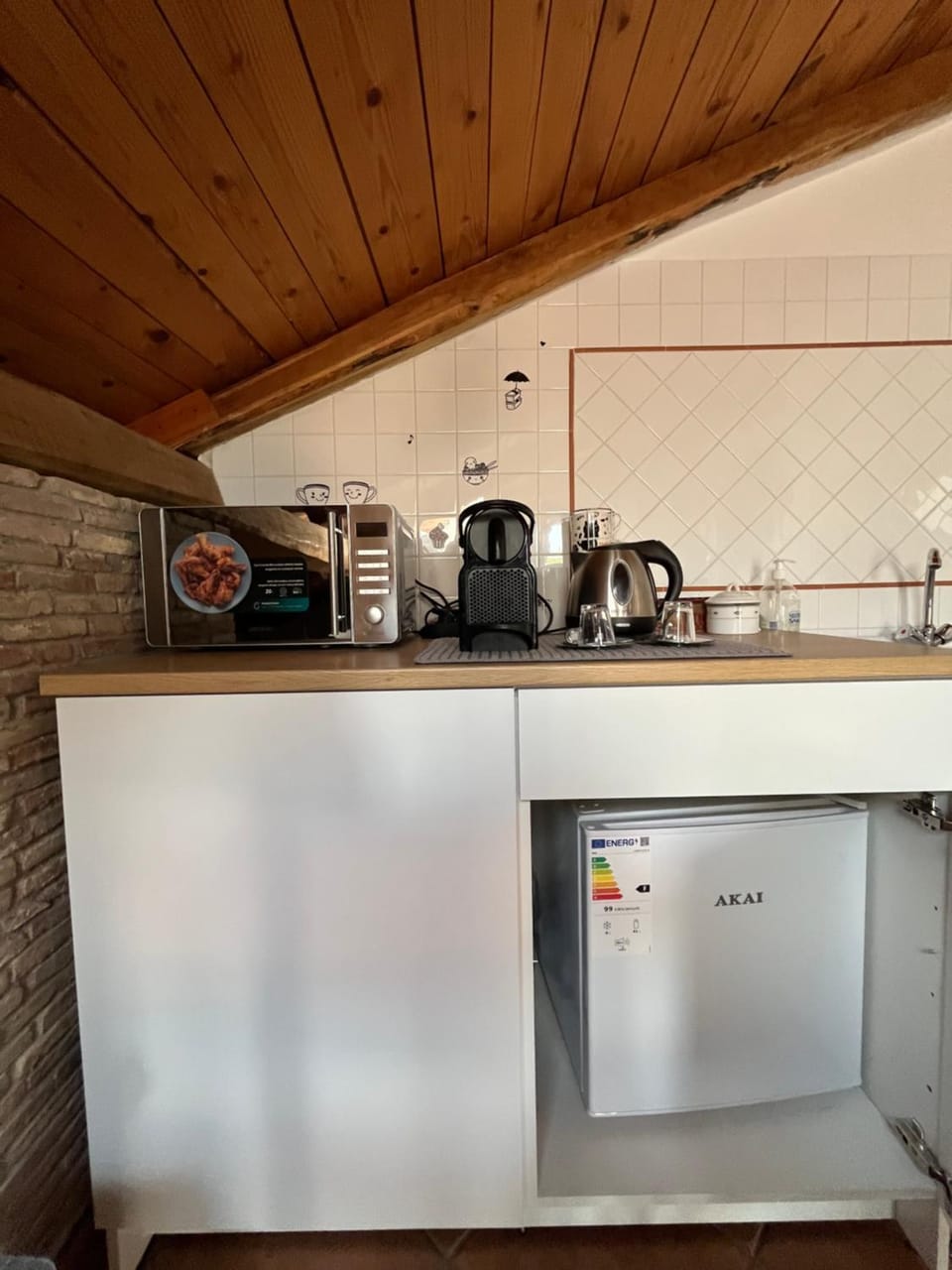 Coffee/tea facilities, microwave