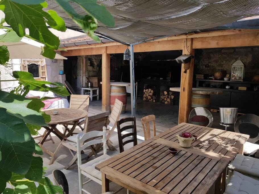 La Villa Bacchus au bord de l'eau, piscine chauffée, PROMO AUTOMNE 2025 Villa in Auvergne-Rhône-Alpes