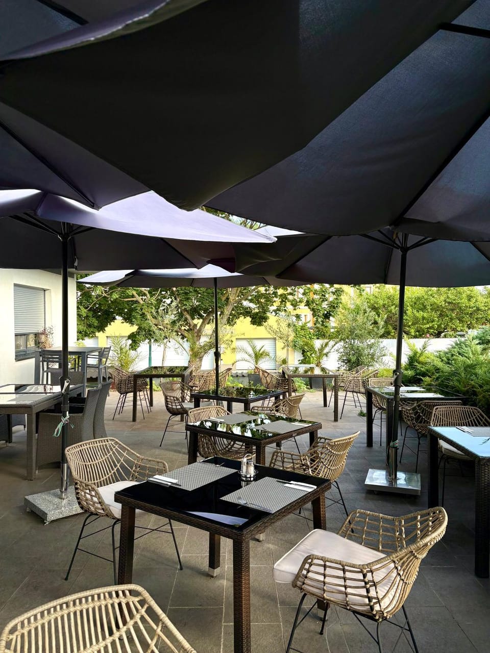 Patio, Restaurant/places to eat, Seating area