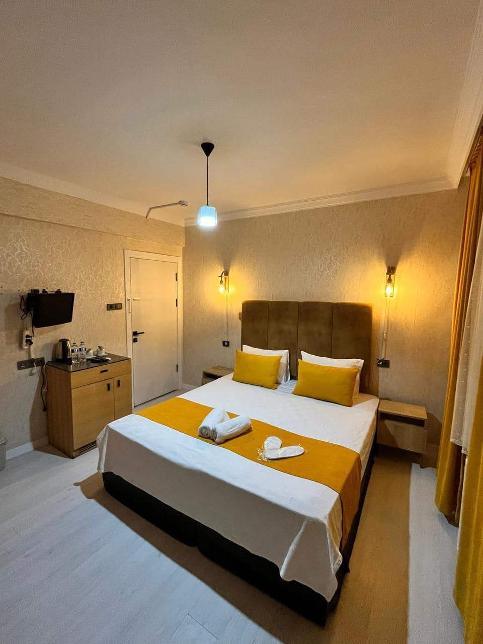 Bed, TV and multimedia, Bedroom, City view, towels