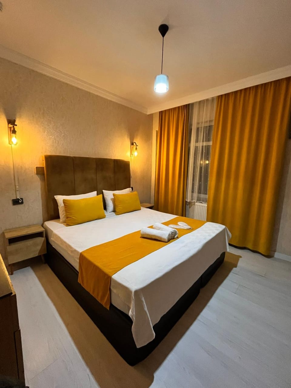 Bed, Bedroom, towels