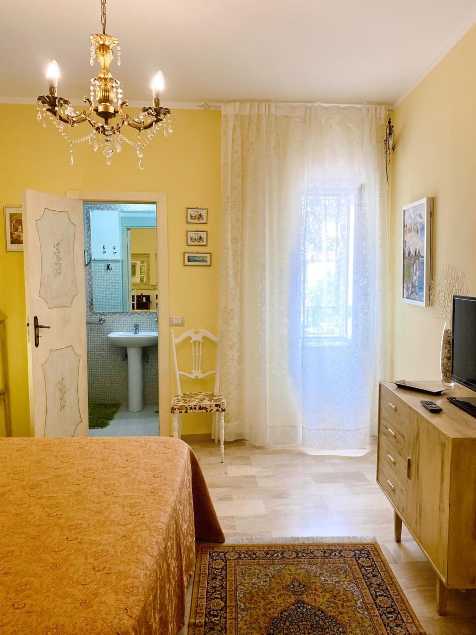 Bed, TV and multimedia, Bedroom
