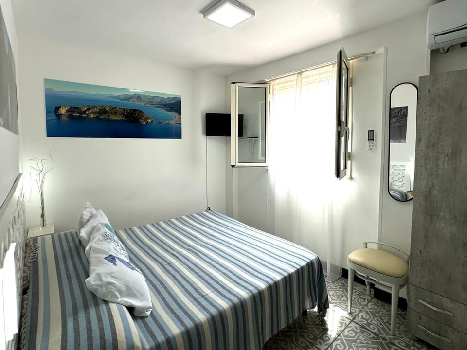 Bed, TV and multimedia, Bedroom, air conditioner