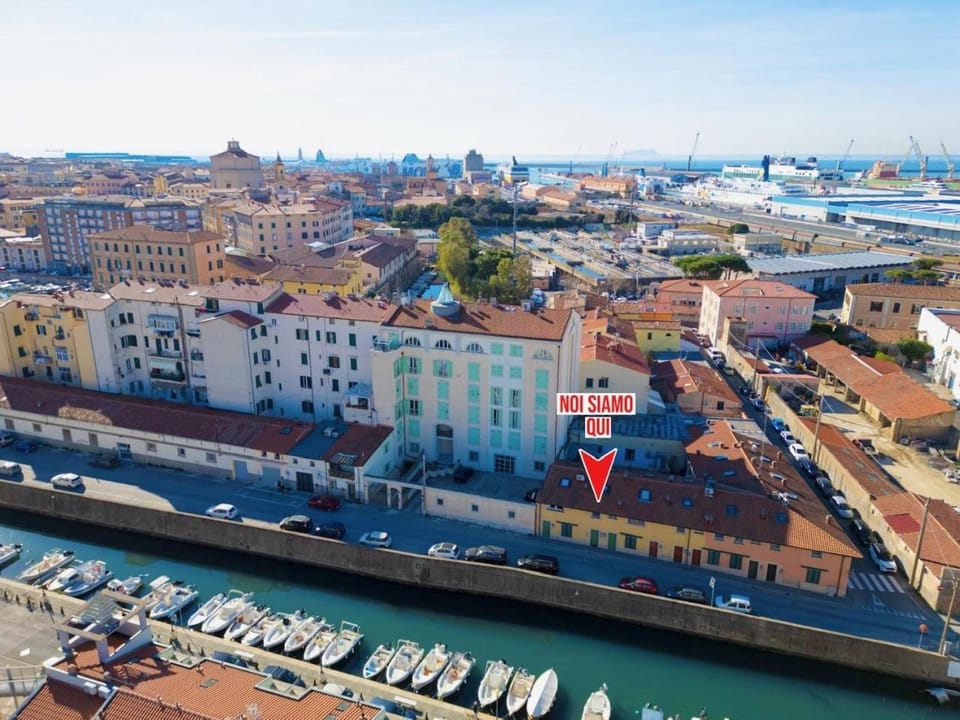 Property building, Nearby landmark, Neighbourhood, Bird's eye view, Sea view, Street view