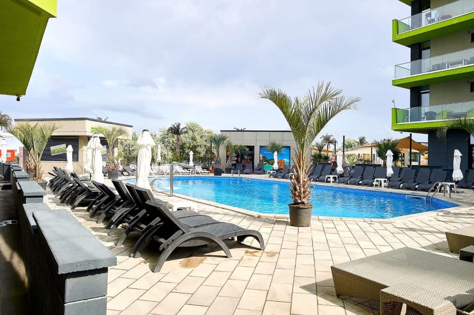 Day, Swimming pool, Swimming pool, sunbed