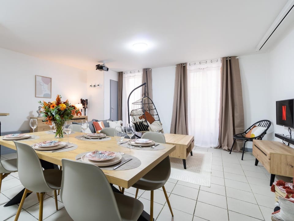 TV and multimedia, Living room, Seating area, Dining area