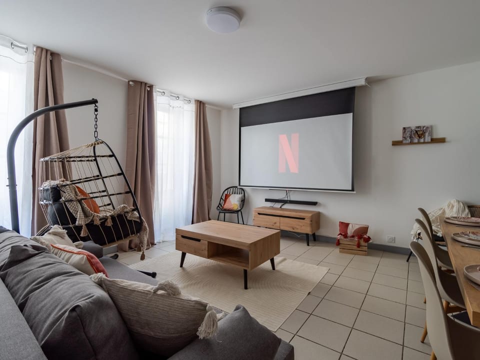 Communal lounge/ TV room, TV and multimedia, Living room, Seating area, Evening entertainment, locker