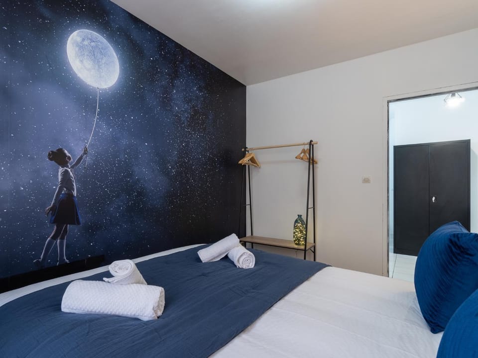 Bed, Photo of the whole room, Decorative detail, Bedroom, towels, wardrobe