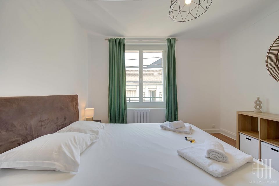 Bed, Photo of the whole room, Bedroom, towels