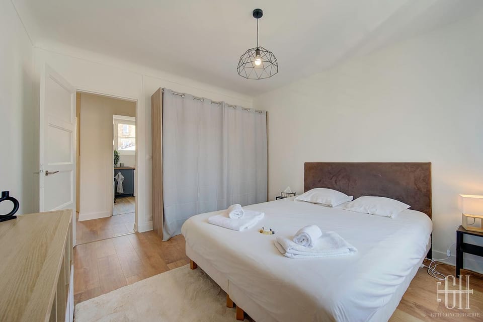 Bed, Photo of the whole room, Bedroom, towels