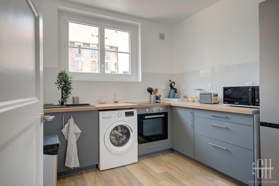 Kitchen or kitchenette, washing machine