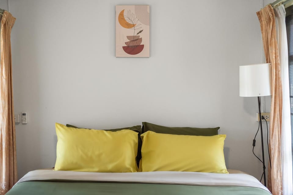Bed, Photo of the whole room, Decorative detail, Bedroom