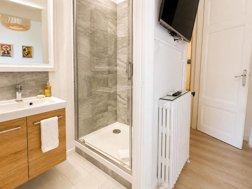 Shower, hair dryier, towels