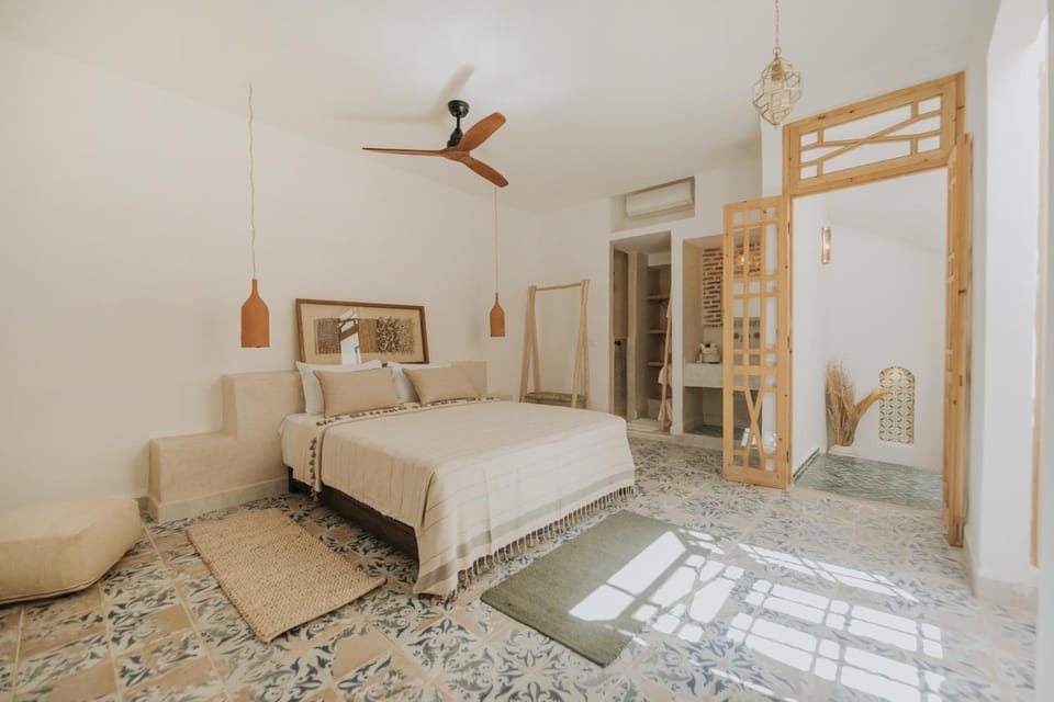 Bed, Photo of the whole room, fireplace