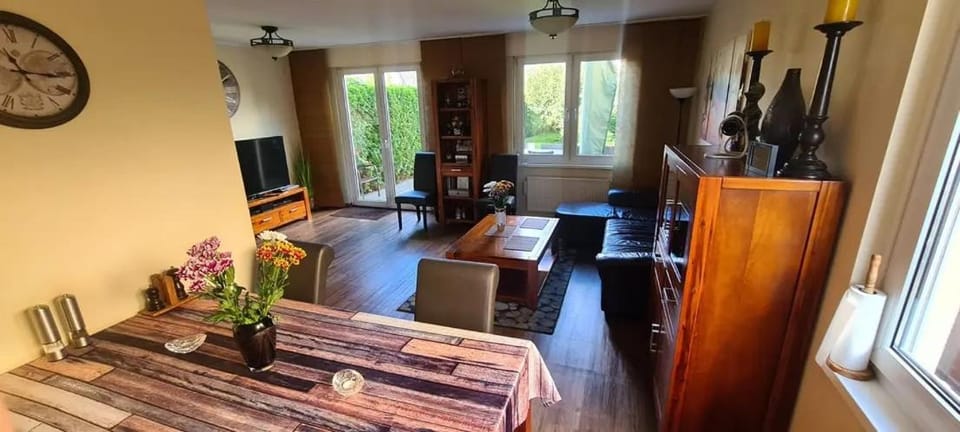 TV and multimedia, Living room, Seating area, Dining area