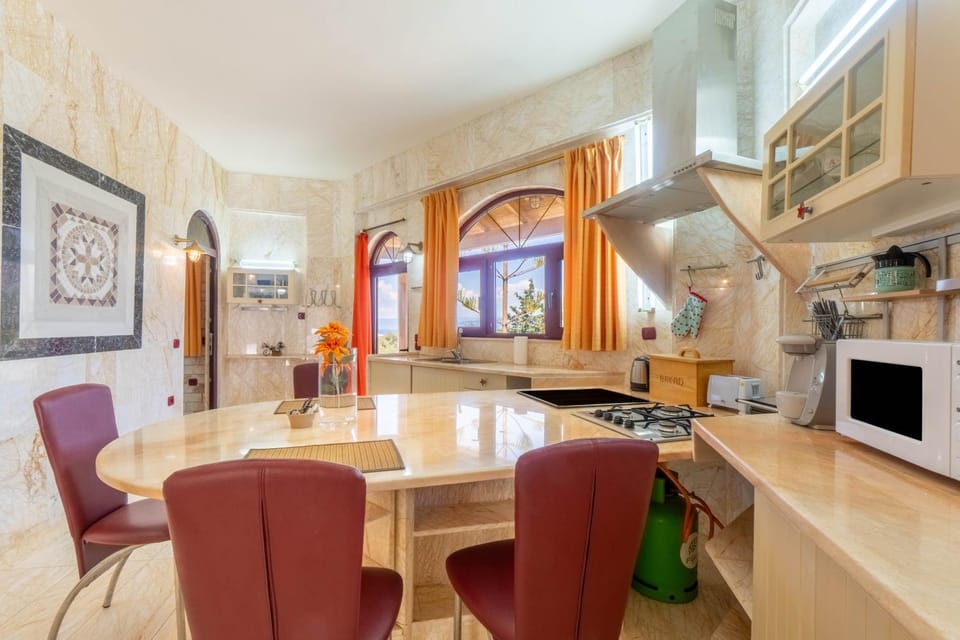 Property building, Kitchen or kitchenette, Living room