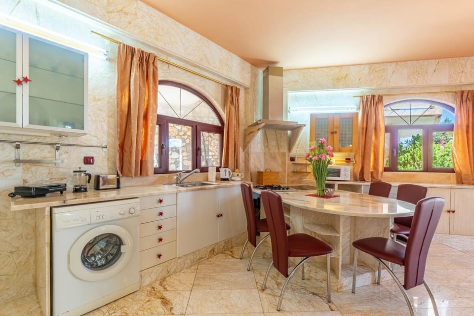 Property building, Kitchen or kitchenette, Living room