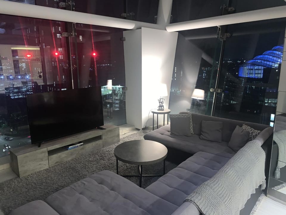 Communal lounge/ TV room, Night, TV and multimedia, Living room, Seating area, Evening entertainment