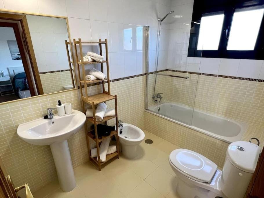 Shower, Toilet, Bathroom, Bath, bidet, towels