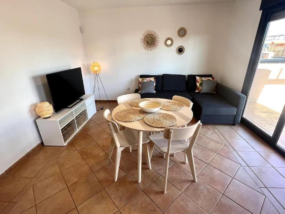 TV and multimedia, Kitchen or kitchenette, Living room, Seating area, Dining area