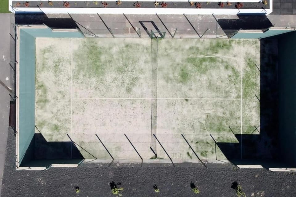 Day, Tennis court
