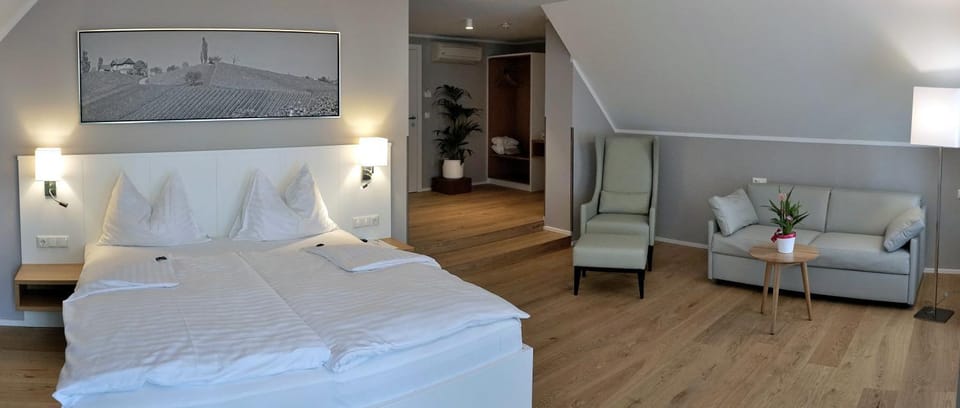Bed, Living room, Photo of the whole room, Seating area, Bedroom
