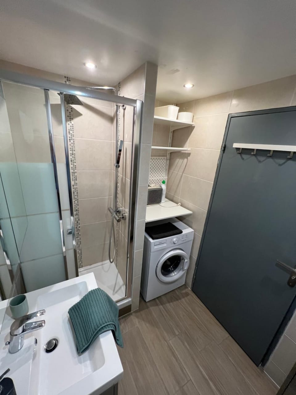 Shower, Bathroom, towels