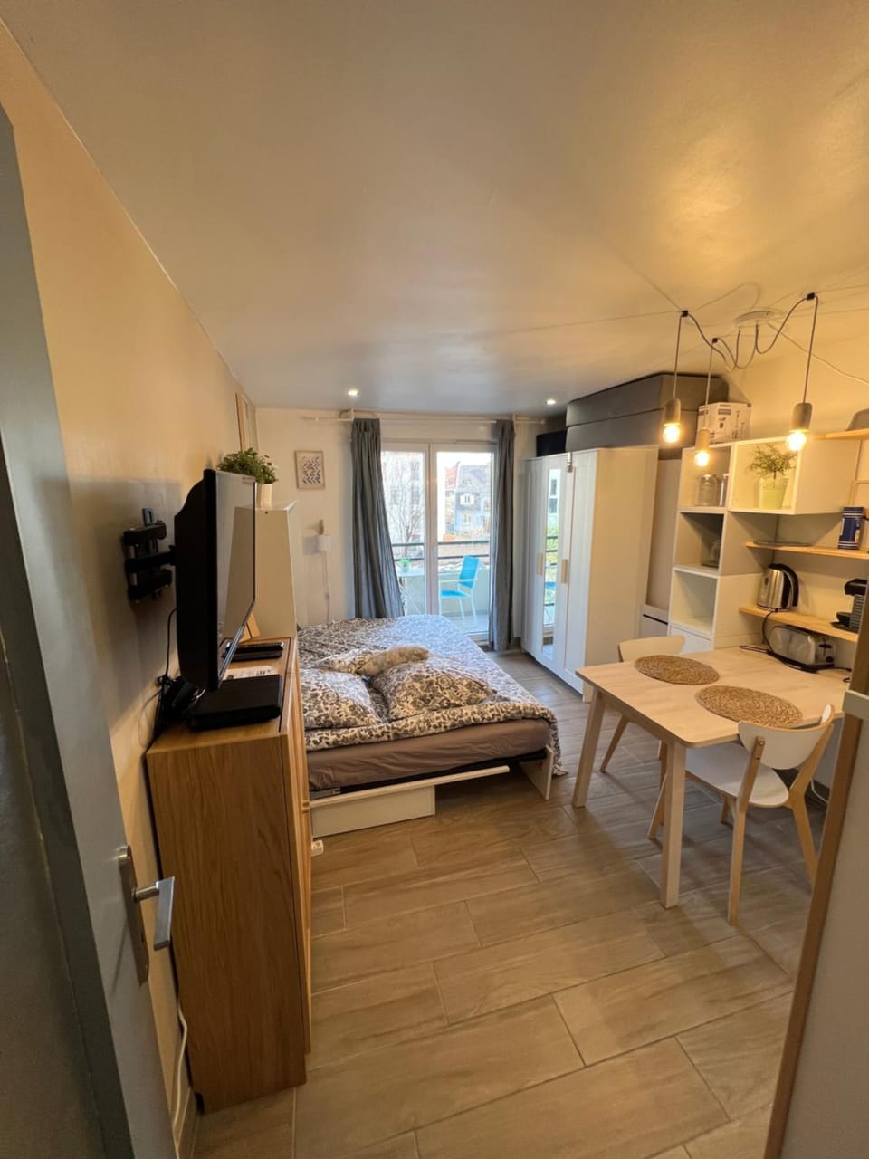 Bed, TV and multimedia, Photo of the whole room