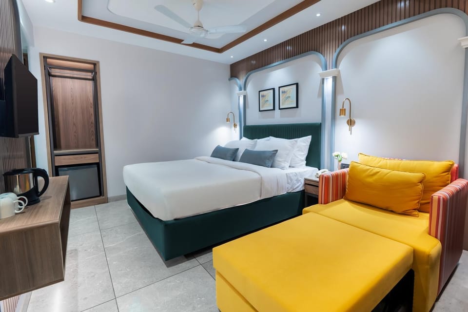 Bed, TV and multimedia, Living room, Photo of the whole room, Seating area, Bedroom, wardrobe