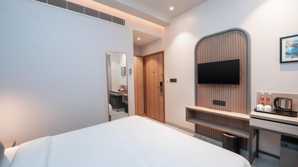 Bed, TV and multimedia, Photo of the whole room, hair dresser