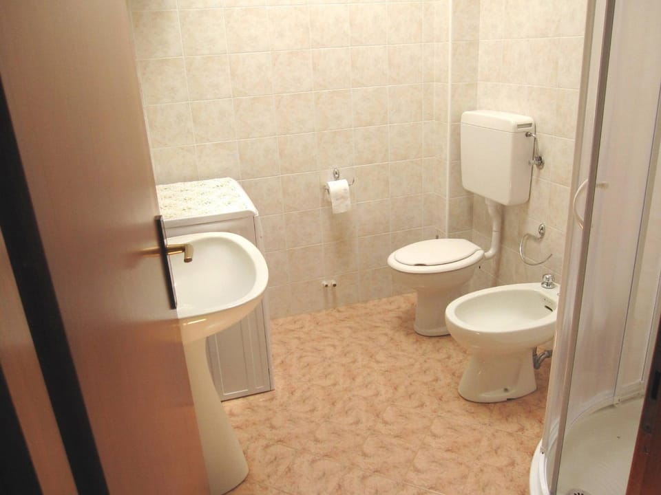 Shower, Toilet