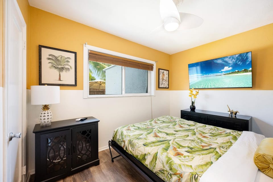 Bed, TV and multimedia, Photo of the whole room, Bedroom