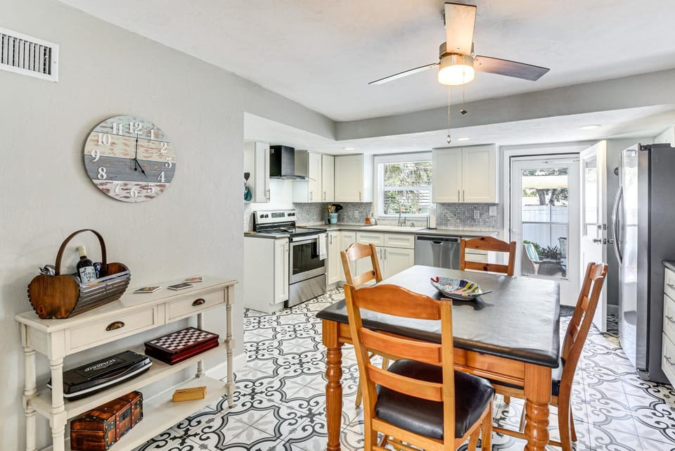 Dog-Friendly Daytona Beach Cottage w/ Patio! House in Holly Hill