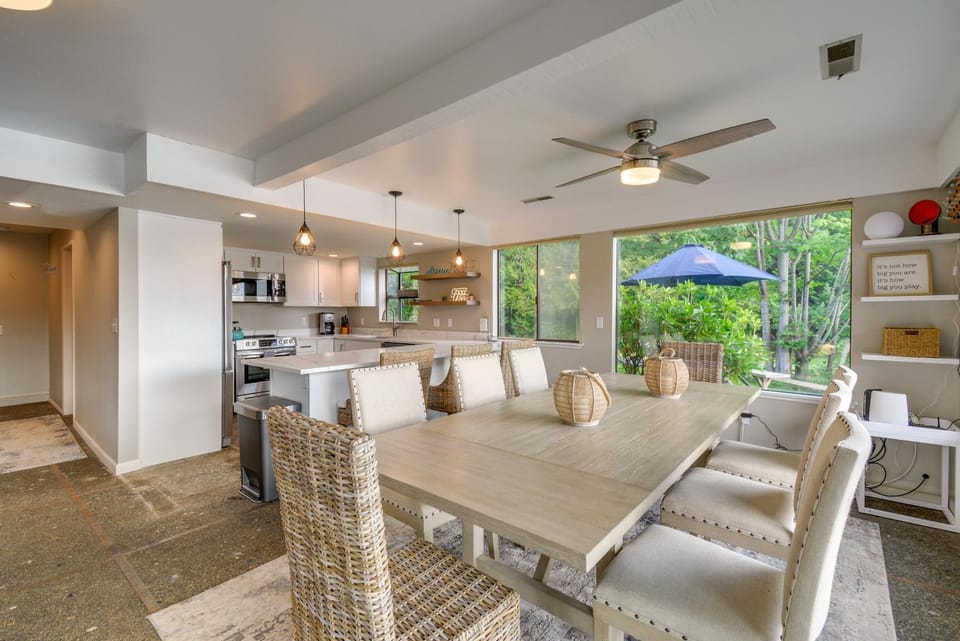 Waterfront Allyn Retreat with Guest House and Beach! House in Allyn-Grapeview