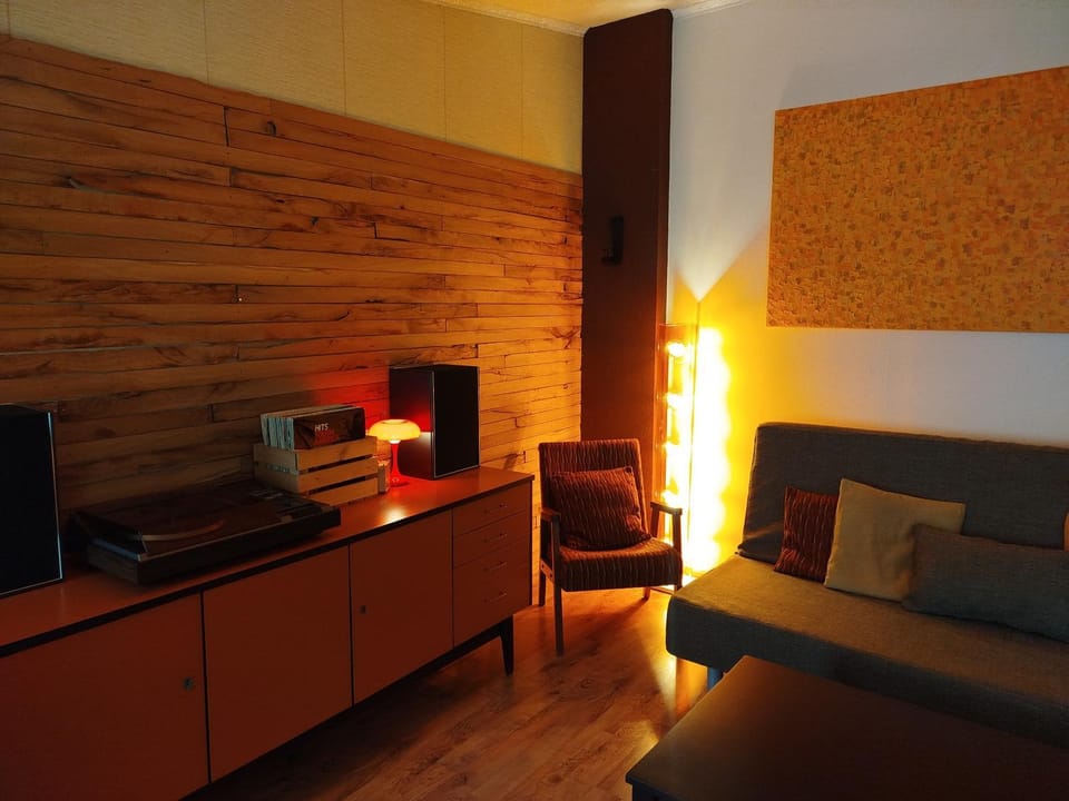 TV and multimedia, Living room, Seating area, Evening entertainment