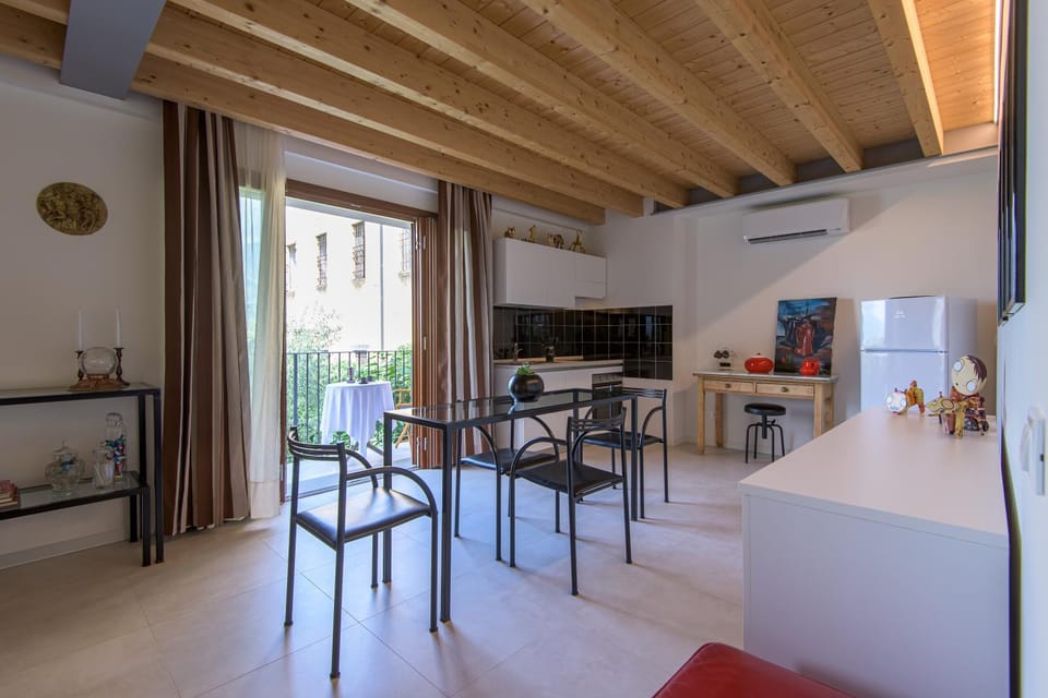 Kitchen or kitchenette, Seating area, Dining area, pet friendly, stove, air conditioner