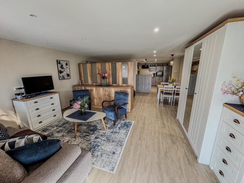 Communal lounge/ TV room, TV and multimedia, Living room, Seating area