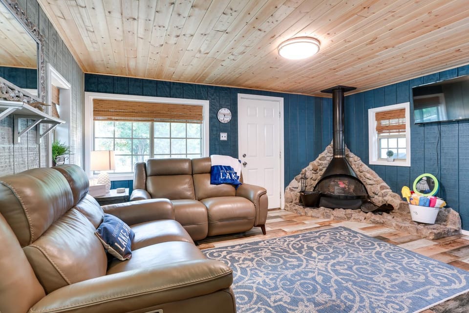 Kingston Cabin Rental: Walk to Lake Texoma Beaches Cabin in Lake Texoma