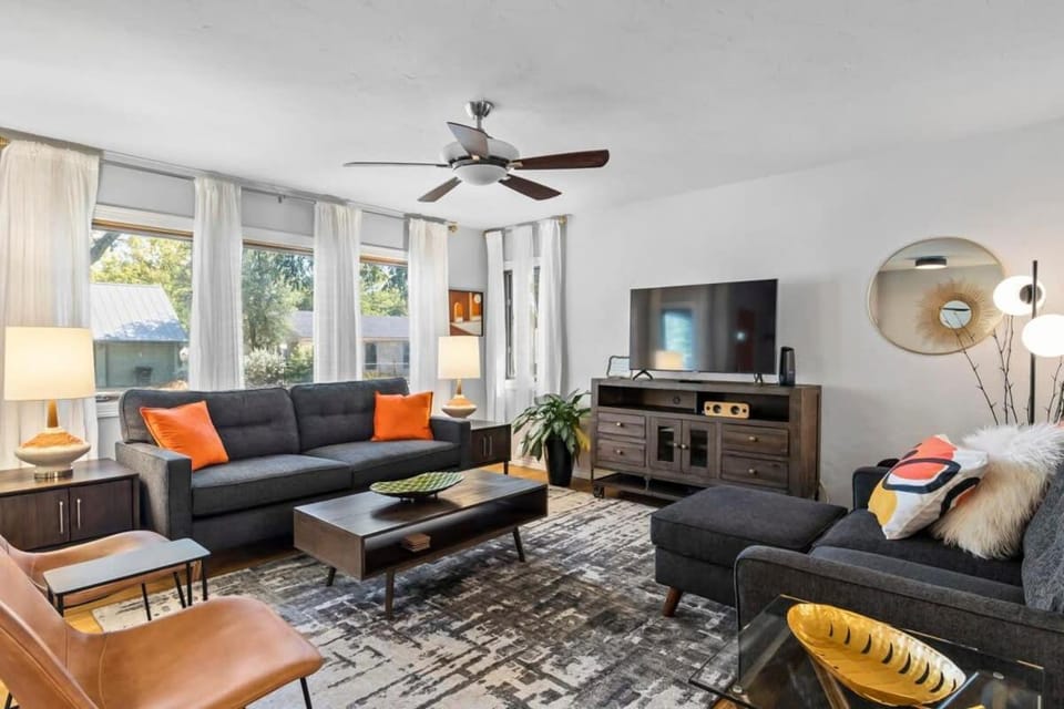 Orange You Glad - 3 BR - Hot Tub - Firepit House in Fredericksburg