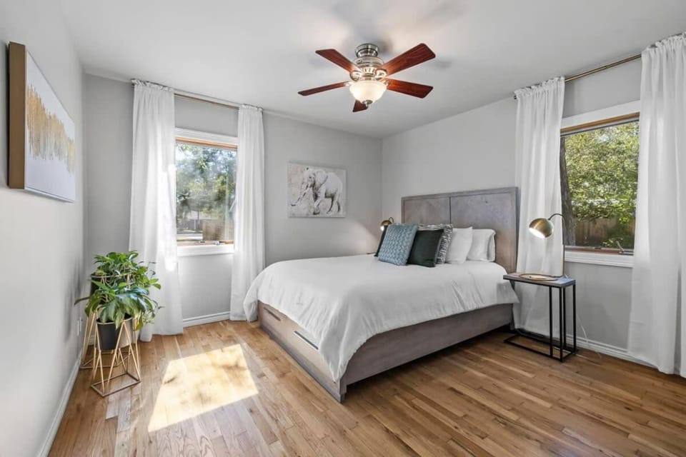 Orange You Glad - 3 BR - Hot Tub - Firepit House in Fredericksburg