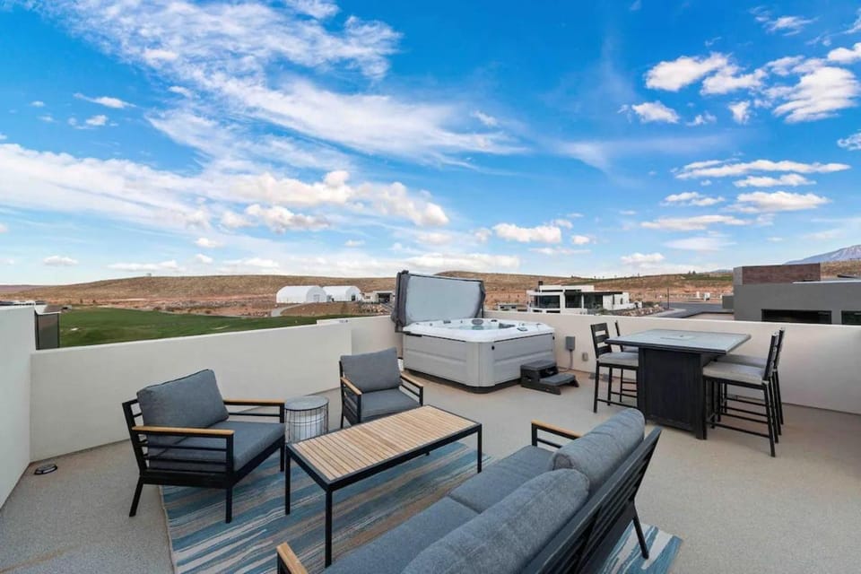 SPIRAL at Copper Rock! Sleeps 14! House in Hurricane