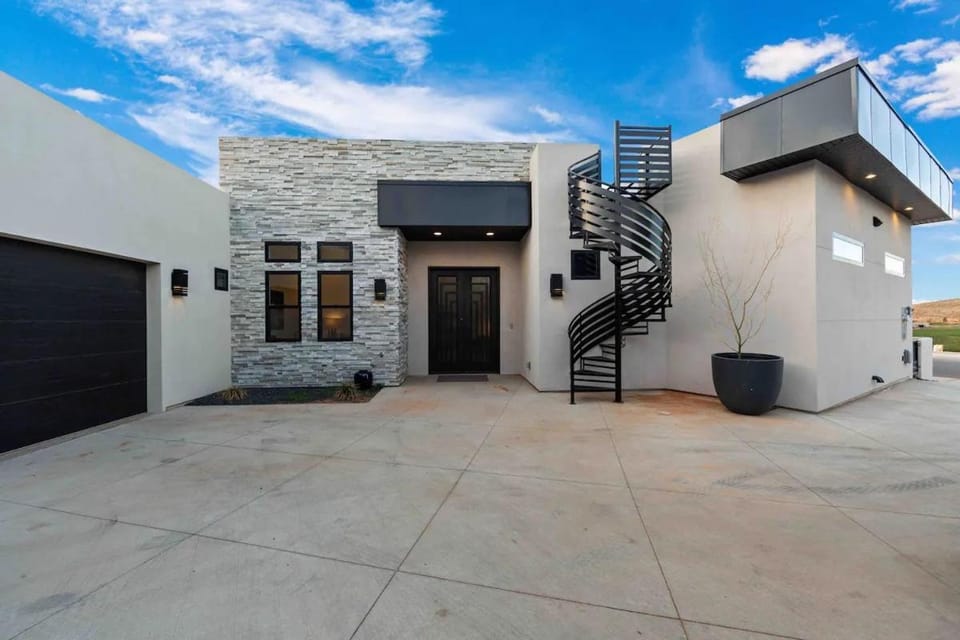 SPIRAL at Copper Rock! Sleeps 14! House in Hurricane